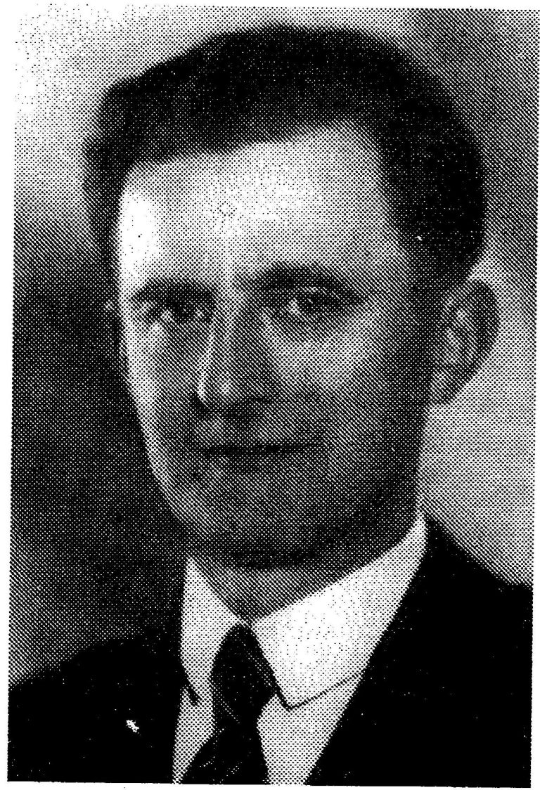 Ziarnisty czarno-biały portret Augustyna Brauna, powstańca wielkopolskiego; mężczyzna w garniturze i krawacie patrzy w obiektyw.