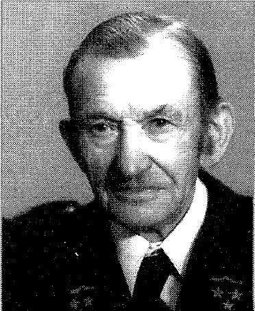 Ziarnisty czarno-biały portret Kazimierza Dzikowskiego, powstańca wielkopolskiego; starszy mężczyzna z wąsem w mundurze i krawacie.