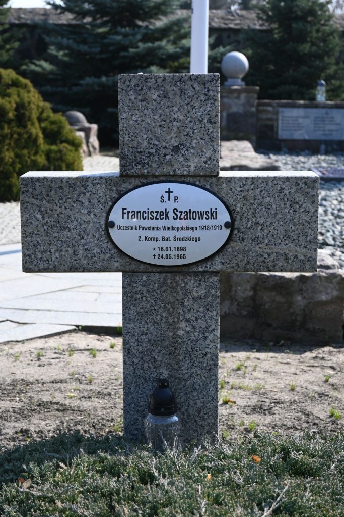 Krzyż z tabliczką imienia i nazwiska powstańca Franciszka Szatowskiego na kwaterze powstańców w Środzie Wielkopolskiej.