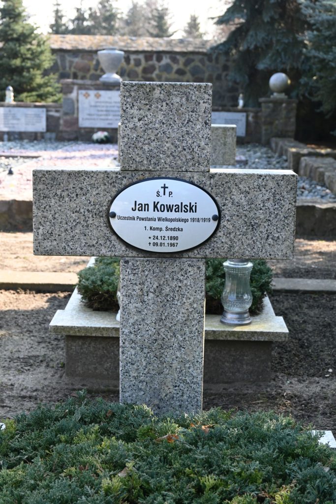 Krzyż z tabliczką imienia i nazwiska powstańca Jana Kowalskiego na kwaterze powstańców w Środzie Wielkopolskiej.