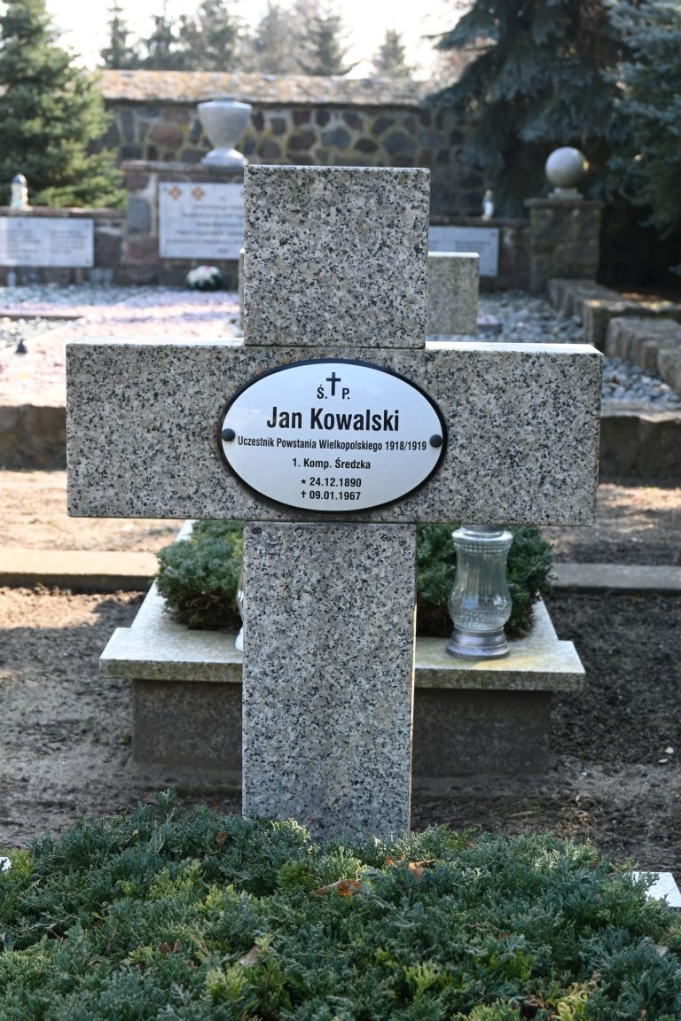 Krzyż z tabliczką imienia i nazwiska powstańca Jana Kowalskiego na kwaterze powstańców w Środzie Wielkopolskiej.