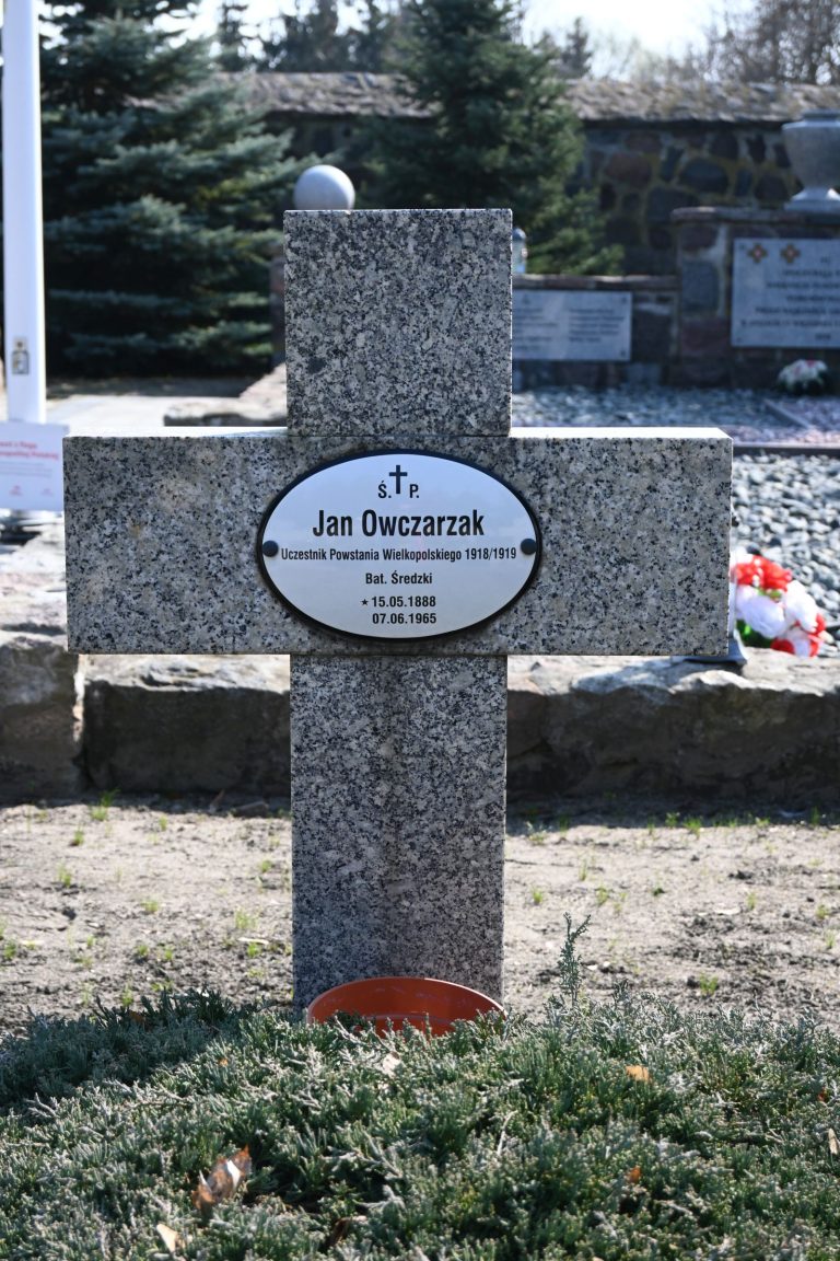 Krzyż z tabliczką imienia i nazwiska powstańca Jana Owczarzaka na kwaterze powstańców w Środzie Wielkopolskiej.