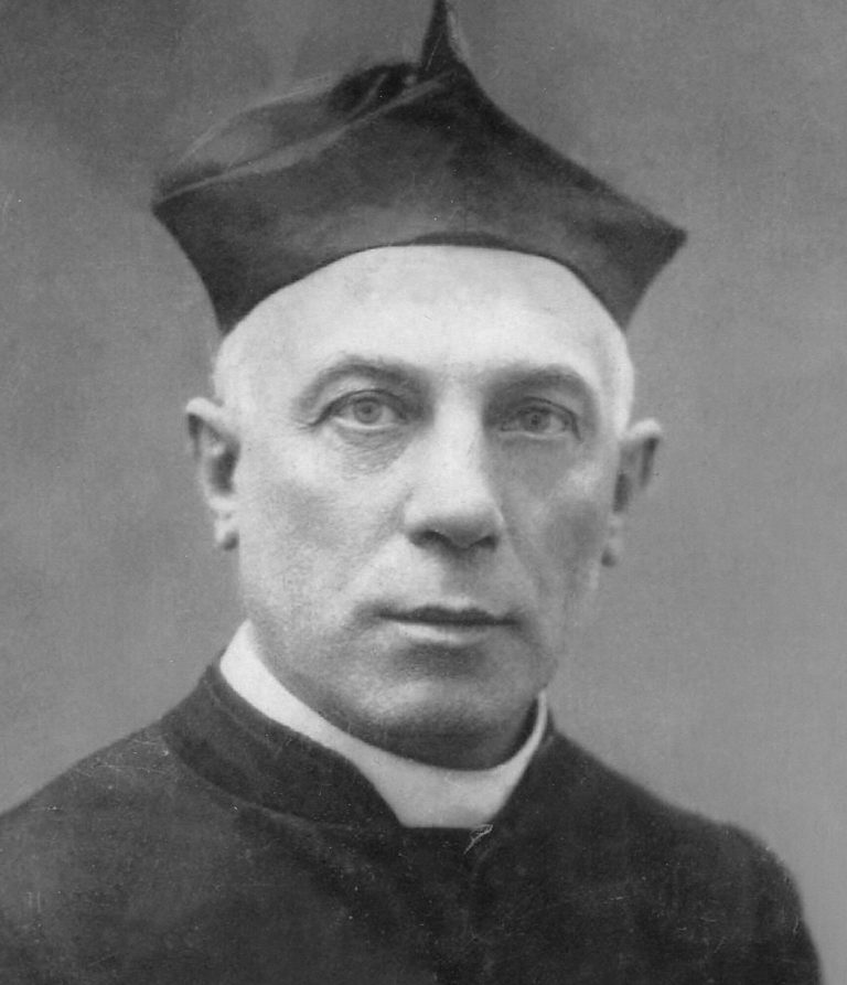 Czarno-biały portret księdza Mieczysława Meissnera (1877‑1938) w birecie i sutannie, powstańca wielkopolskiego.