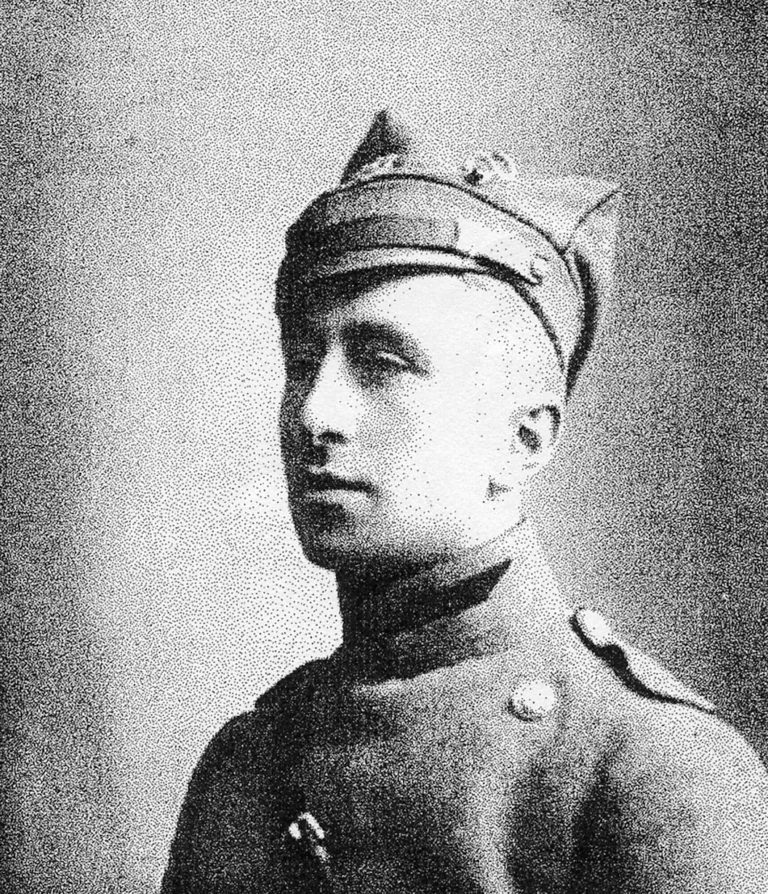 Czarno-biały portret Alfreda Milewskiego w czapce mundurowej (górna część zdjęcia), powstańca wielkopolskiego.