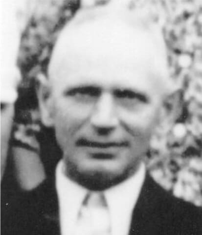 Czarno-biały portret Stanisława Smurawy, powstańca wielkopolskiego; mężczyzna w garniturze patrzy w obiektyw.